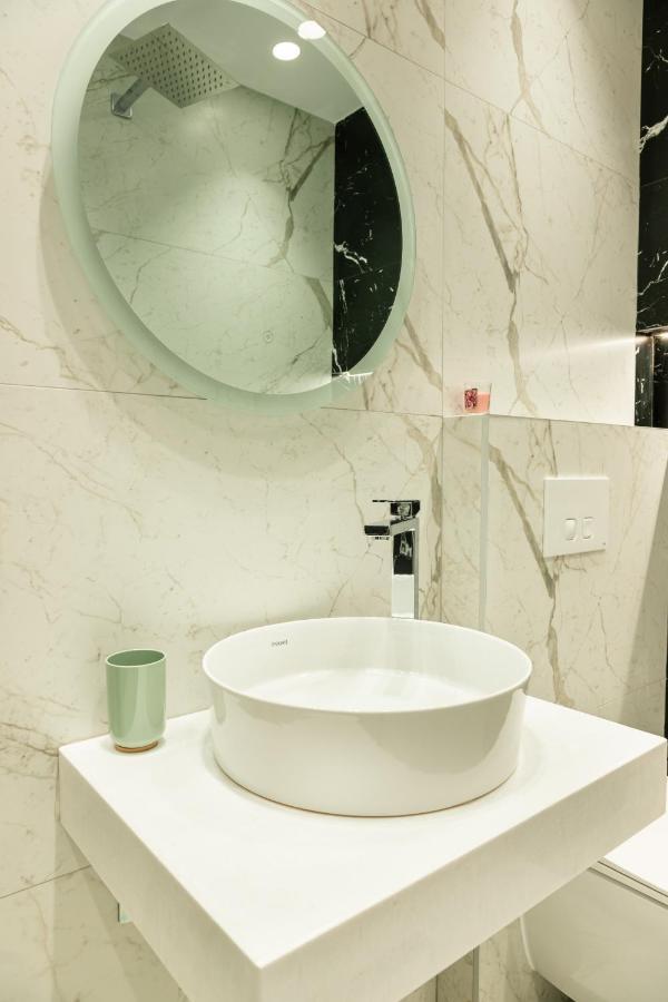 Cozy And Chic Studio Apartment Тирана Экстерьер фото