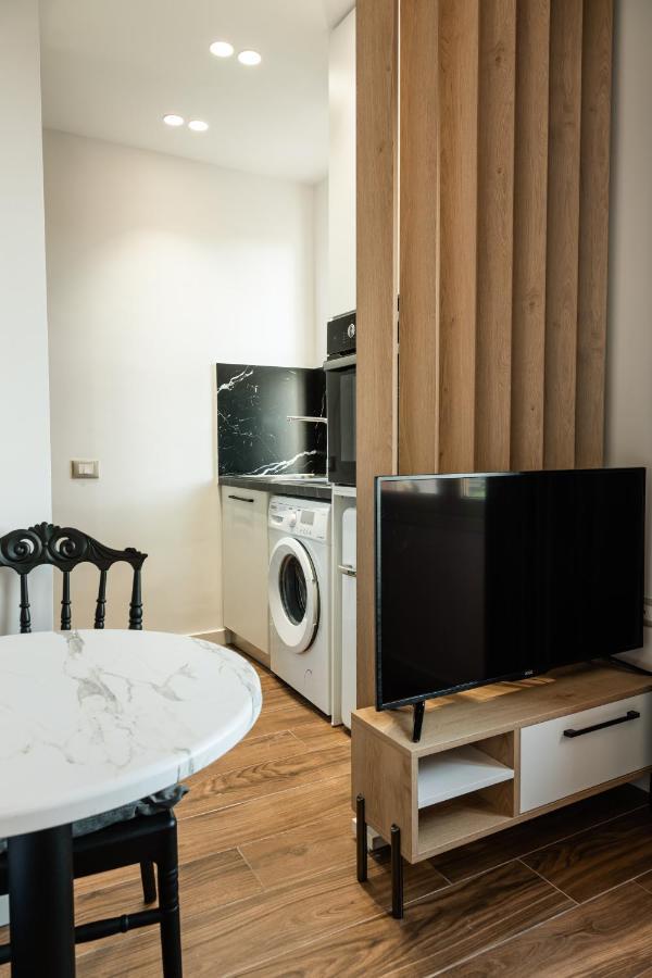 Cozy And Chic Studio Apartment Тирана Экстерьер фото